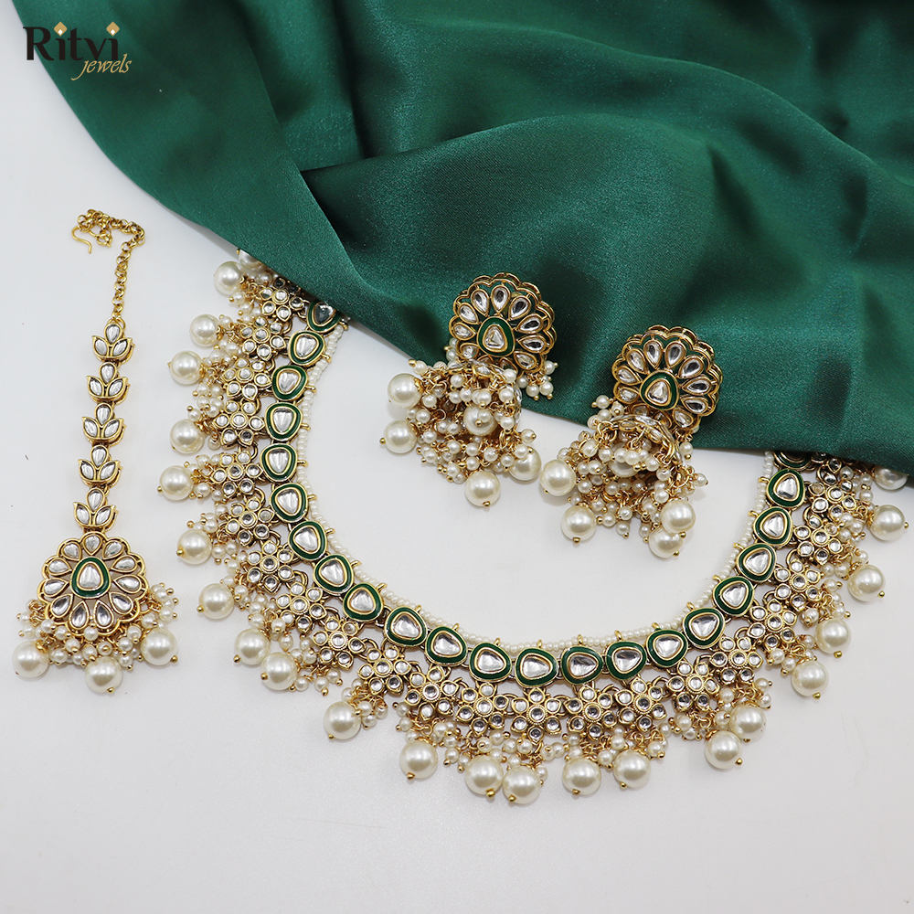 Hitanshi kundan necklace set with mang tika